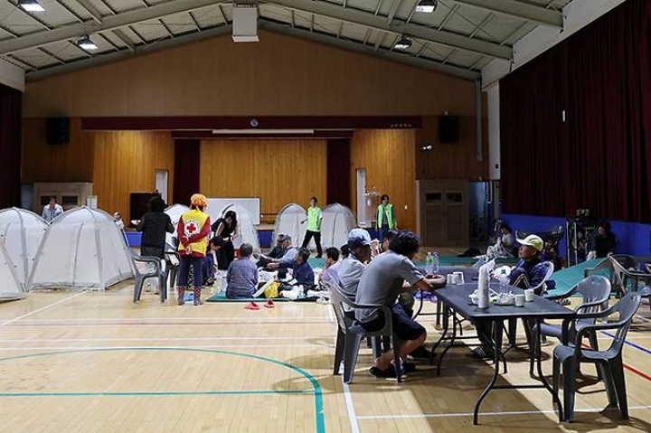 충남지역에 내린 집중호우에 침수피해를 입은 주민들이 17일 충남 예산군 고덕중학교에 마련된 이재민 대피소에서 휴식을 취하고 있다. 2025.7.17 (ⓒ뉴스1, 무단 전재-재배포 금지)