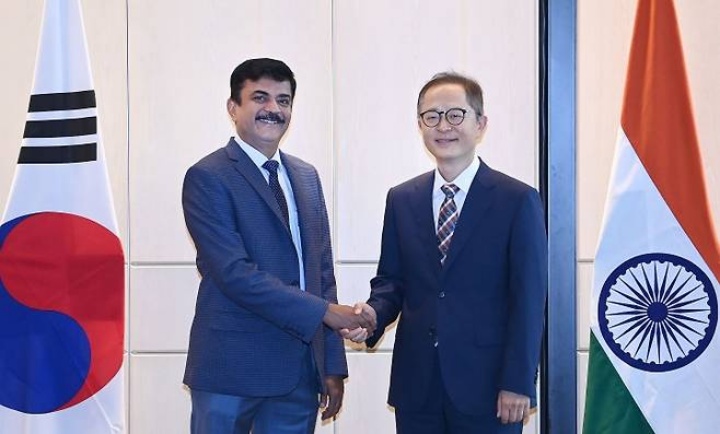 이승렬 산업통상자원부 산업정책실장이 18일 서울 종로구 포시즌스호텔에서 산디프 파운드릭 인도 철강부 차관과 악수를 나누고 있다.(ⓒ뉴스1, 산업통상자원부 제공, 무단 전재-재배포 금지)