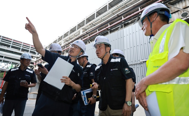 김영훈 고용노동부 장관이 21일 '안전한 일터 프로젝트' 제4차 불시점검으로 전북 전주시 소재 종이제품 제조업 사업장을 방문해 현장을 점검하고 있다. (고용노동부 제공. 재판매 및 DB 금지) (ⓒ뉴스1, 무단 전재-재배포 금지)
