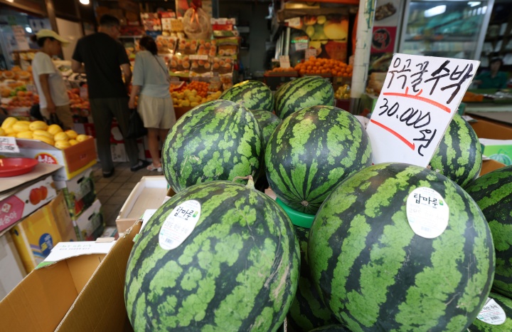 14일 경기 수원시 팔달구 못골시장에 과일이 진열되어 있다. 2025.7.14. (ⓒ뉴스1, 무단 전재-재배포 금지)