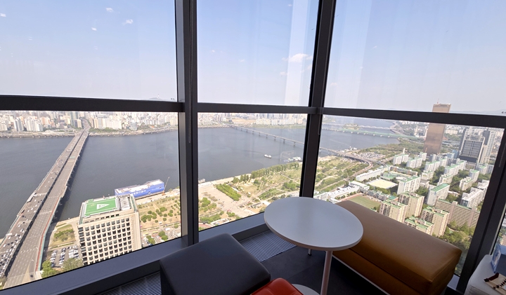 휴게공간에는 한강과 함께 서울이 한눈에 내려다보인다.