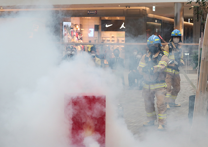 서울 영등포구 더현대 서울에서 열린 다중이용시설 재난·안전관리 위기대응 훈련에서 소방대원이 화재 진압을 하고 있다. (ⓒ뉴스1, 무단 전재-재배포 금지)
