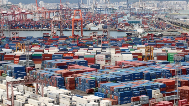 부산항 신선대부두와 감만부두 야적장에 컨테이너가 가득 쌓여 있다.(ⓒ뉴스1, 무단 전재-재배포 금지)