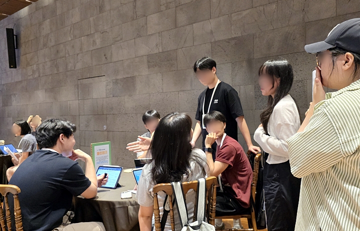 각 분야에서 토론 내용을 발표하고 있다.