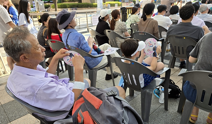 공연은 어린이, 어르신 모두에게 즐거움을 제공했다.