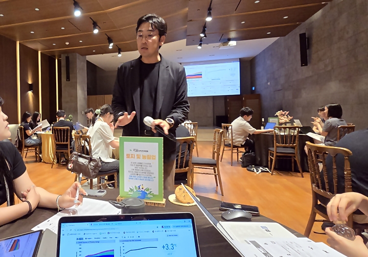 진행자는 각 테이블을 다니면서 이야기를 나눴다.