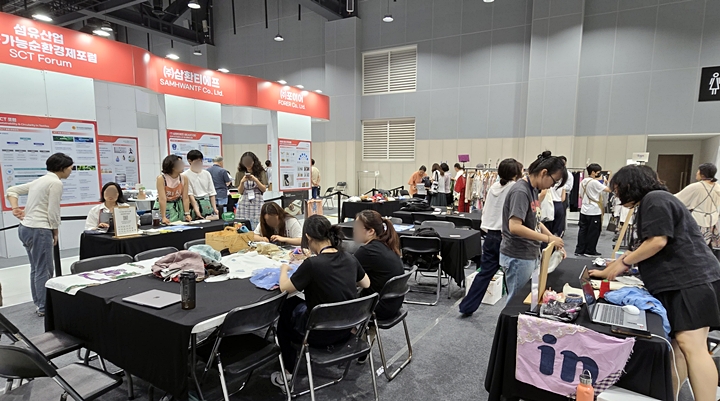 많은 사람이 옷 수선 및 교환 프로그램에 참여했다.