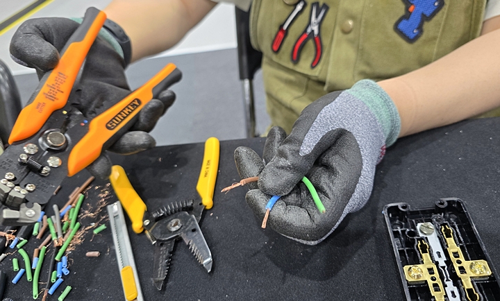 멀티탭 등도 수리해 쓸 수 있다.