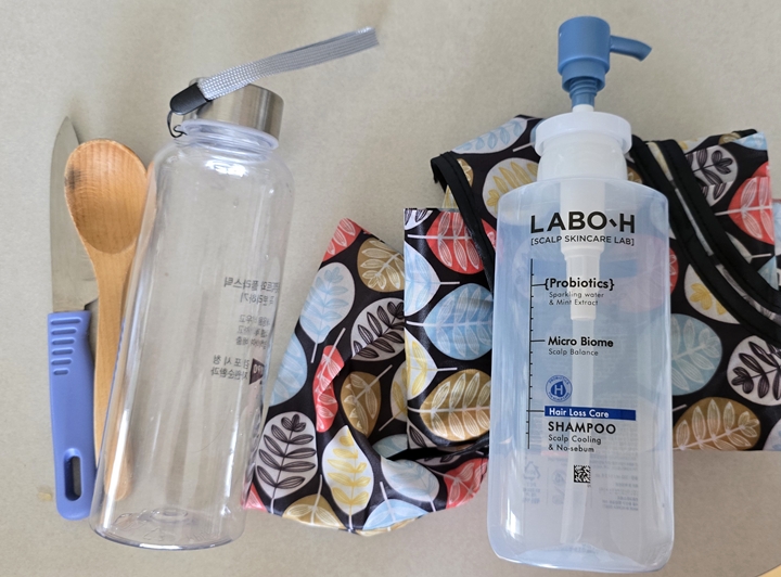 가방 안에 장바구니와 빈 용기 등 이것저것을 챙겨 넣었다.