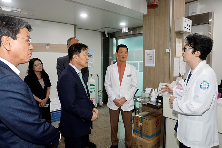 이형훈 보건복지부 제2차관이 1일 충남 청양군 보건의료원을 방문해 장기요양 재택의료센터 설치 및 운영현황을 점검하고 있다. 2025.9.1 (ⓒ뉴스1, 무단 전재-재배포 금지)