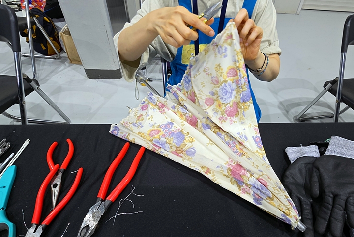 고장 난 우산도 고쳐 쓸 수 있다.