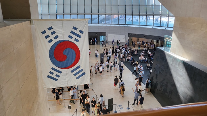 국립중앙박물관을 찾은 많은 사람들.