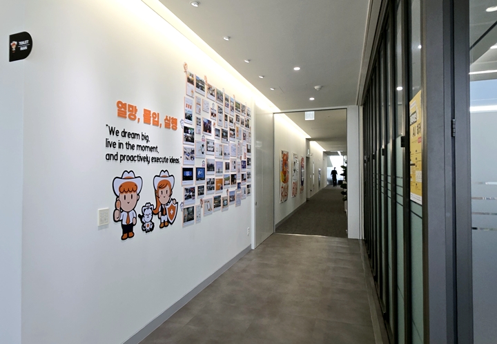 벽 곳곳마다 캐릭터가 붙여져 아기자기한 분위기를 조성한다.