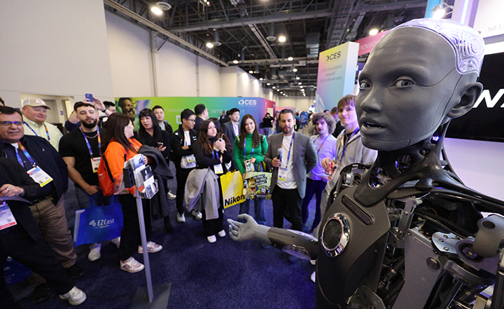 세계 최대 정보기술(IT)·가전 전시회 'CES 2025' 둘째 날인 지난 1월 8일(현지시간) 미국 네바다주 라스베이거스 베네시안 엑스포에 마련된 웨이즈 전시관에서 인공지능(AI) 휴머노이드 로봇 아미카가 관람객의 질문에 답변하고 있다.(ⓒ뉴스1, 무단 전재-재배포 금지)