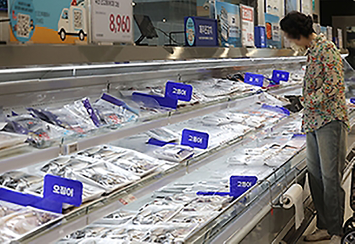 기후변화로 인한 고수온 영향으로 고등어와 조기, 오징어 등 수산물 가격이 큰 폭으로 오른 가운데 지난 3일 서울의 한 대형 마트 수산물 코너 모습.(사진=저작권자(c) 연합뉴스, 무단 전재-재배포 금지)