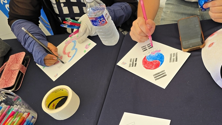 체험 부스에서는 어머니와 아들이 태극기를 사이좋게 색칠하고 있었다.