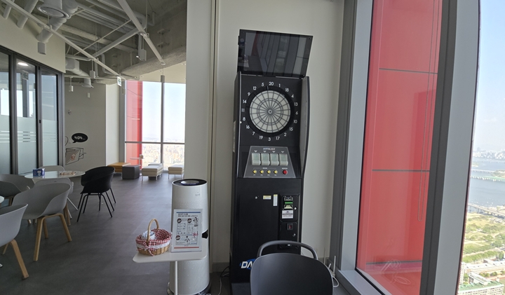 휴게공간에 마련된 다트 게임기.