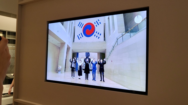 데니 태극기와 독립운동가 5인의 모습.