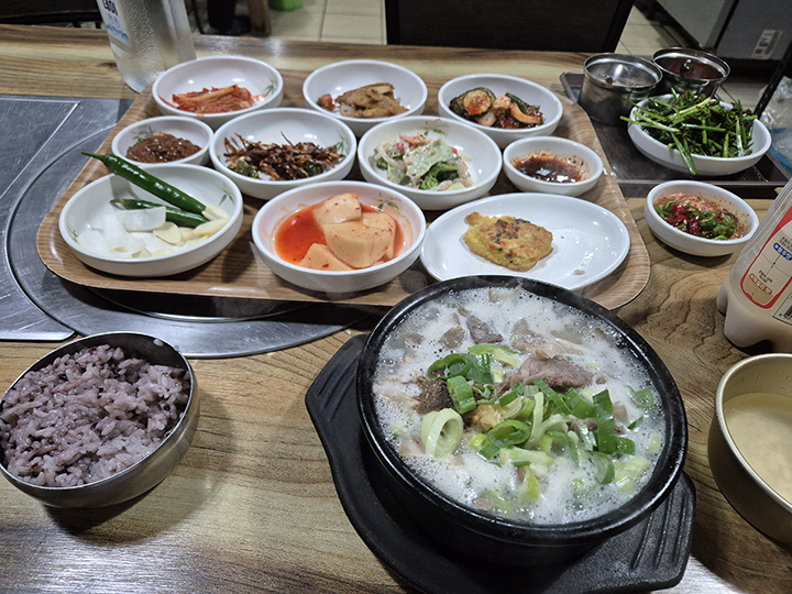 국밥집은 반찬이 간결한 게 보통이지만 경주에서는 더러 반찬 많이 깔아주는 집도 볼 수 있다. (사진=기고자 제공)