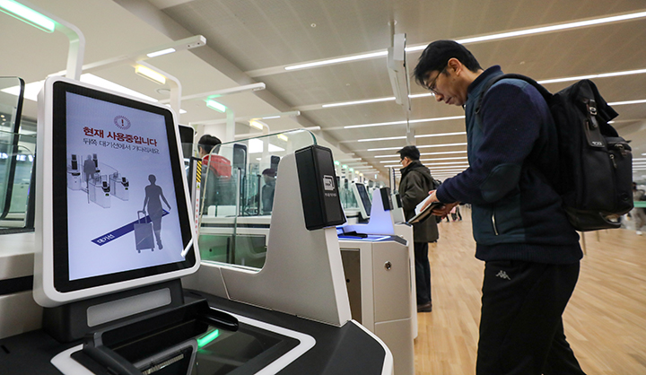자동출국심사대 이용하는 승객들 2018.1.18 (사진=저작권자(c) 연합뉴스, 무단 전재-재배포 금지)