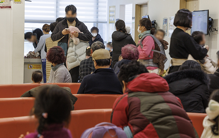성북구의 한 어린이 전문병원이 진료를 보려는 환자와 보호자들로 붐비고 있다. 2025.1.6 (사진=저작권자(c) 연합뉴스, 무단 전재-재배포 금지)