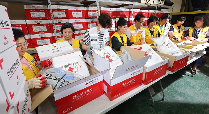 26일 인천 연수구 대한적십자 인천지사에서 자원봉사자들과 직원들이 집중호우 등 여름철 재난 상황에 대비해 긴급구호세트를 점검하고 있다. 2025.6.26(저작권자(c) 연합뉴스, 무단 전재-재배포 금지)