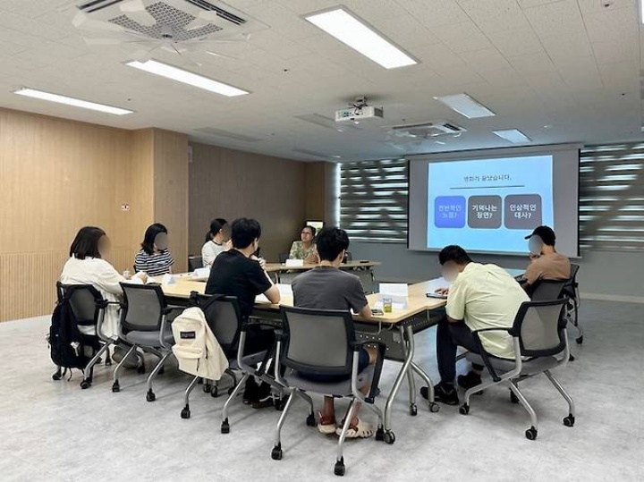 고립·은둔 청년 지원 프로그램으로 진행된 영화 테라피. 영화 '코다'를 관람한 후 참여자들이 느낀 점을 나누고 있다.