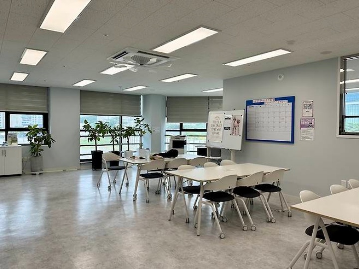 울산청년미래센터 내 그룹 스터디룸.