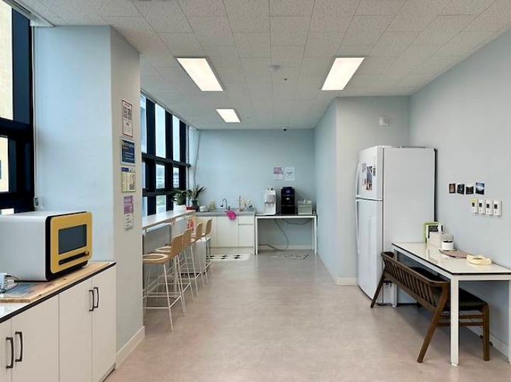 냉장고, 전자레인지, 커피머신등 편의 시설이 마련된 청년 힐링 존.