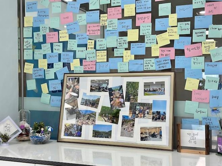 센터에 놓여있는 활동사진과 청년들이 남긴 응원 메시지들.