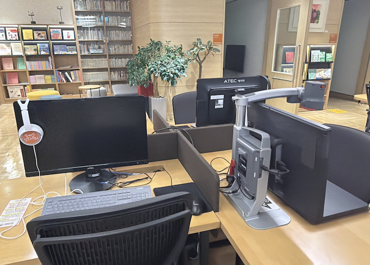 음성을 통해 책을 접할 수 있도록 설치된 독서 공간의 모습이다.