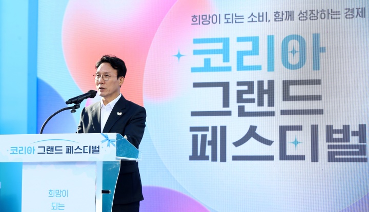 김민석 국무총리가 28일 오후 부산 중구 광복로 분수광장에서 열린 코리아 그랜드 페스티벌에서 축사를 하고 있다. 2025.10.28. (ⓒ뉴스1, 무단 전재-재배포 금지)