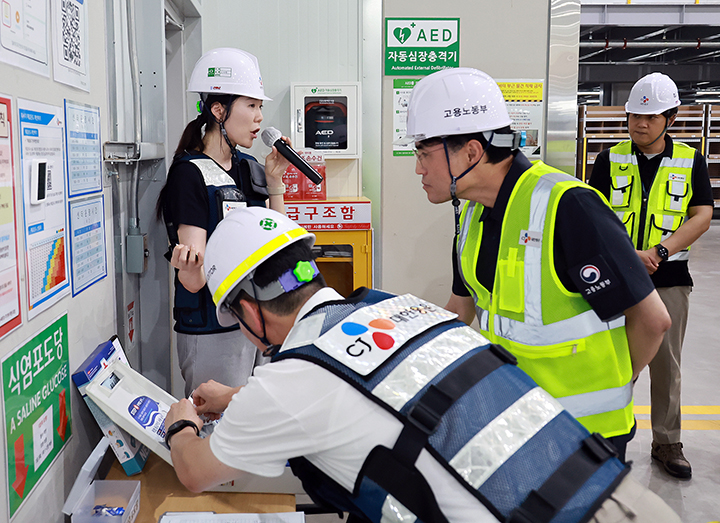 권창준 고용노동부 차관이 CJ대한통운 용인센터를 방문해 작업환경을 점검하고 있다. 2025.7.8 (ⓒ뉴스1, 무단 전재-재배포 금지)