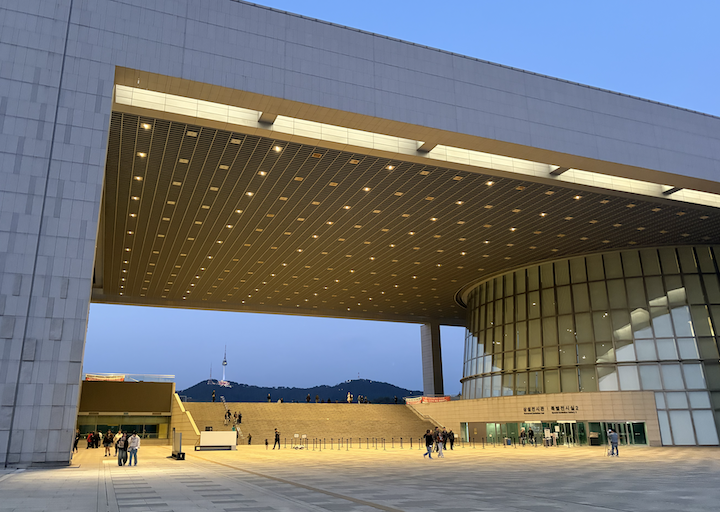 어둑해질 무렵 더욱 운치가 느껴졌던 국립중앙박물관의 모습이다.