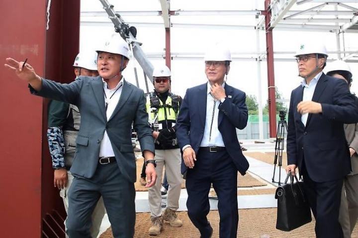 김민석 국무총리가 11일 오전 경북 경주화백컨벤션센터를 찾아 APEC 정상회의에 사용될 미디어센터 건립 현장을 점검하고 있다. 2025.7.11. (ⓒ뉴스1, 무단 전재-재배포 금지)