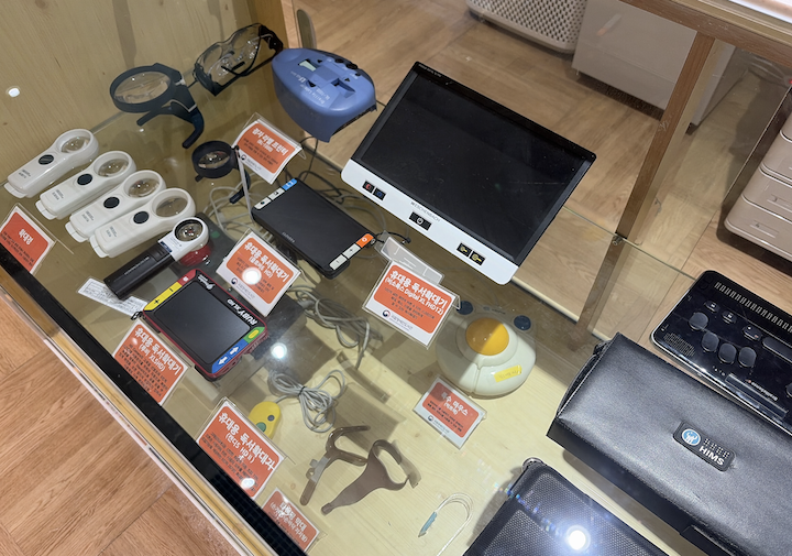 몸이 불편하더라도 누구나 책을 읽을 수 있도록 도와주는 도서 보조 도구들의 모습이다.