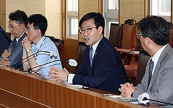 여한구 산업통상자원부 통상교섭본부장이 16일 정부세종청사 산업부 대회의실에서 '대미 협상 TF' 킥오프 회의를 주재하고 있다.(사진=저작권자(c) 연합뉴스, 무단 전재-재배포 금지)
