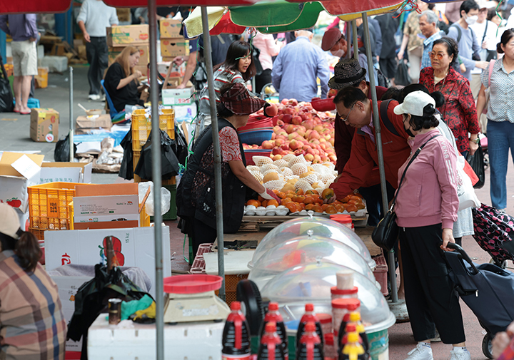 시민들이 전통시장에서 장을 보고 있다. (사진은 기사 내용과 직접적 관련 없음) (ⓒ뉴스1, 무단 전재-재배포 금지)