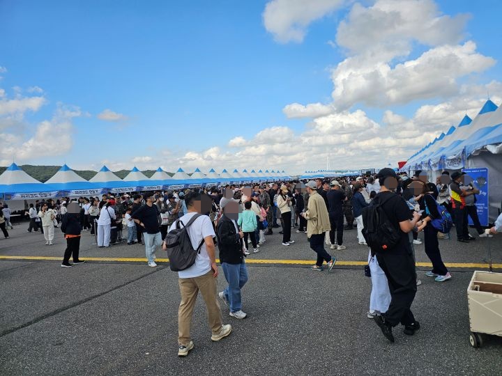 정말 많은 사람이 찾은 이번 ADEX 2025. 방산 수주 상담액과 방문객 역시 이전 행사 대비 큰 폭으로 증가했다. 그럼에도 안전이 최우선, 우수한 방위산업을 눈으로 보는 것만큼 단 한 건의 안전사고도 없다는 것이 인상적이었다.