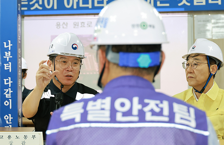 김영훈 고용노동부 장관(왼쪽)과 김윤덕 국토교통부 장관이 18일 서울 용산구 소재 청년주택 신축 공사 현장을 찾아 합동 점검을 실시하고 있다. 2025.9.18 (ⓒ뉴스1, 무단 전재-재배포 금지)