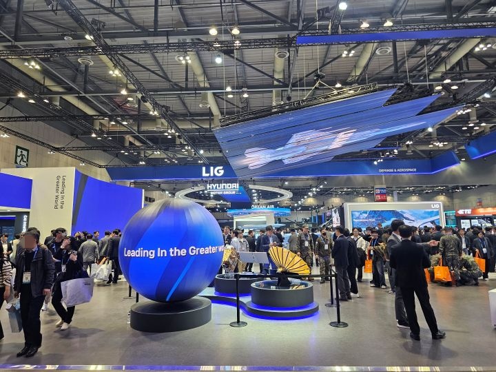 전시장으로 들어서자 대한민국의 방위산업을 선도하는 기업들의 관이 특히 눈에 띄었다. 역시 많은 방문객은 주요 기업의 전시관에서 질문을 건네고 있었다.