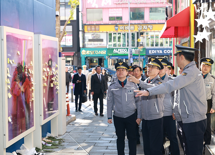 유재성 경찰청장 직무대행이 핼러윈 데이를 앞둔 28일 서울 용산구 이태원 일대를 찾아 안전관리 상황을 점검하고 있다. 2025.10.28 (ⓒ뉴스1, 무단 전재-재배포 금지)