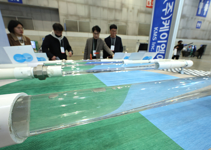 물기업의 우수 제품과 기술을 알리고 국내 물산업의 활성화를 촉진하기 위해 마련한 국제물산업박람회에서 관람객들이 배관 세척 설루션을 살펴보고 있다. 2025.3.19 (ⓒ뉴스1, 무단 전재-재배포 금지)