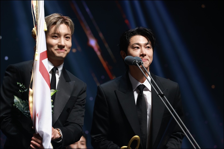 가수 동방신기(최강창민, 유노윤호).