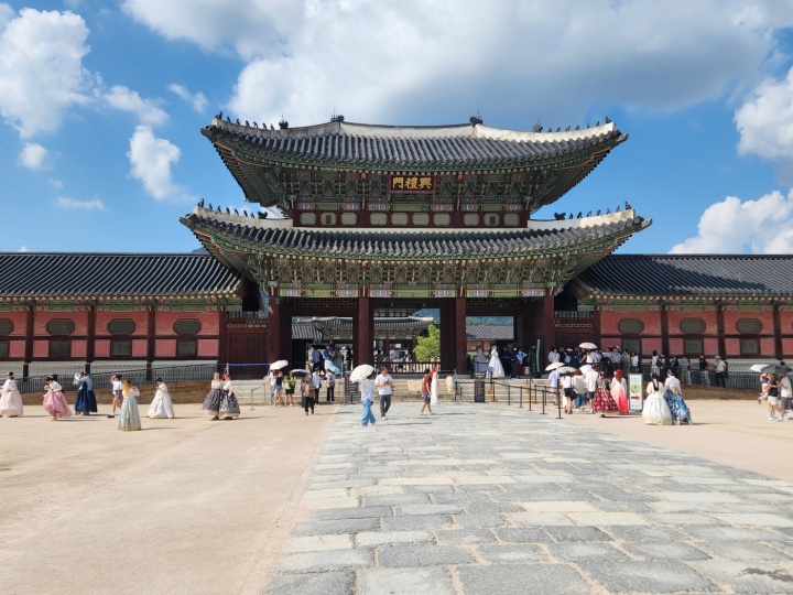 경복궁 입구, 사람들이 무더위에 지쳐있다.