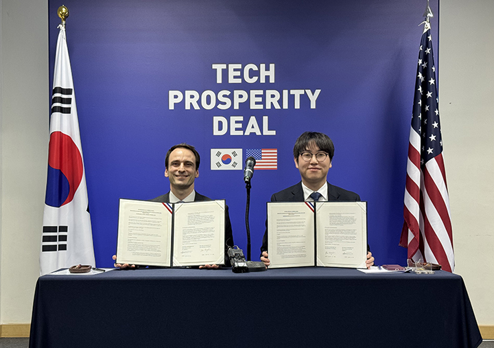 하정우 AI미래기획수석(사진 우측)과 마이클 크라치오스 미국 백악관 과학기술정책실장(사진 좌측)이 29일 오후 경북 경주예술의전당에서 열린 '한-미 기술번영 MOU 체결식'에서 기념촬영을 하고 있다.(사진=과기정통부 제공)