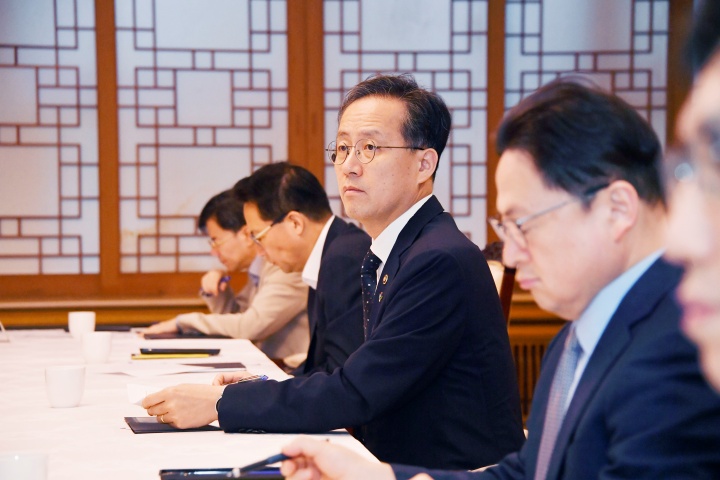 이형일 기획재정부 장관 직무대행 1차관이 23일 서울 종로구 정부서울청사에서 열린 '중동사태 관계기관 합동 비상대응반 회의'를 주재하고 있다. 2025.6.23. (ⓒ뉴스1, 무단 전재-재배포 금지)