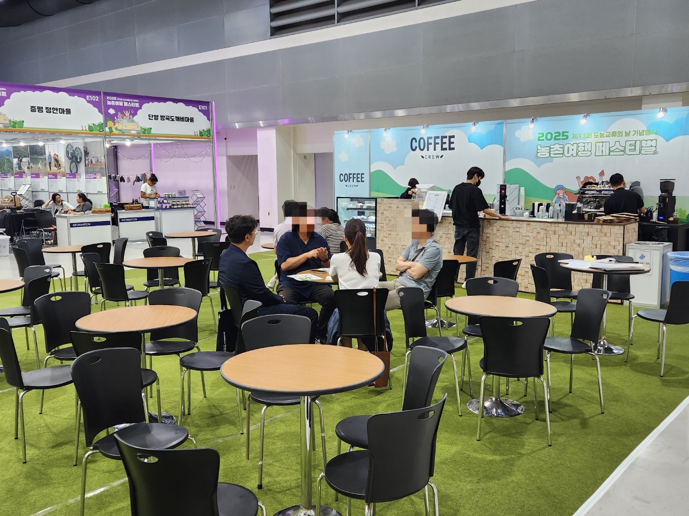 부스들 사이 휴식 공간도 마련돼 있다.