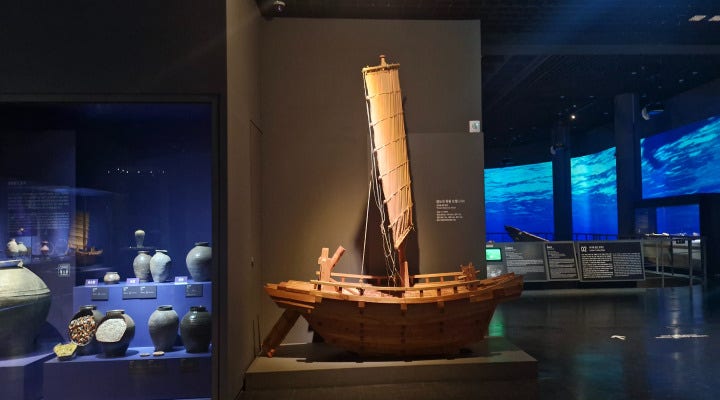 재현된 완도선과 유물.