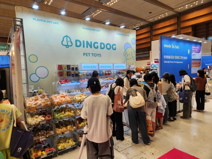 반려동물 식품 기업 부스.